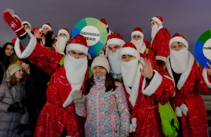 Флешмоб "Обними Деда Мороза" 21 фото
