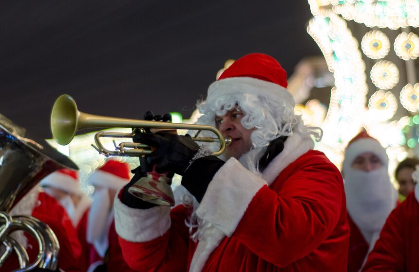 Флешмоб "Обними Деда Мороза" 18 фото