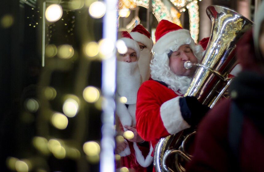 Флешмоб "Обними Деда Мороза" 17 фото