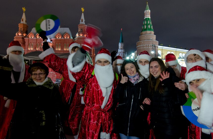 Флешмоб "Обними Деда Мороза" 23 фото