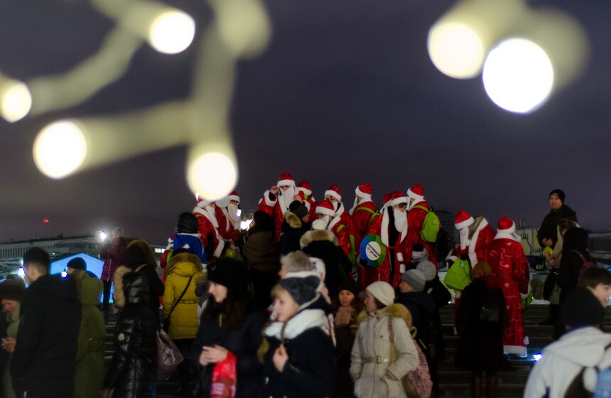 Флешмоб "Обними Деда Мороза" 26 фото