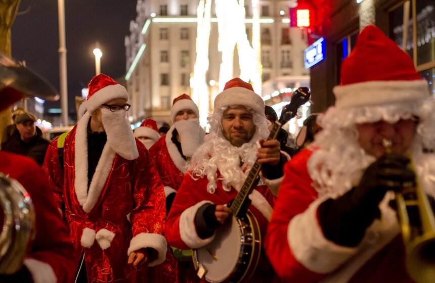 Флешмоб "Обними Деда Мороза" 6 фото