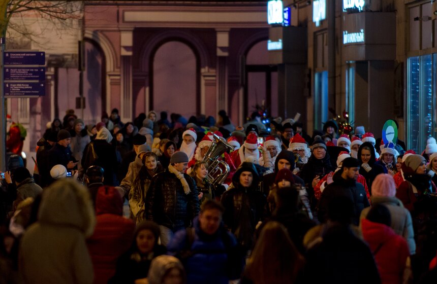 Флешмоб "Обними Деда Мороза" 1 фото