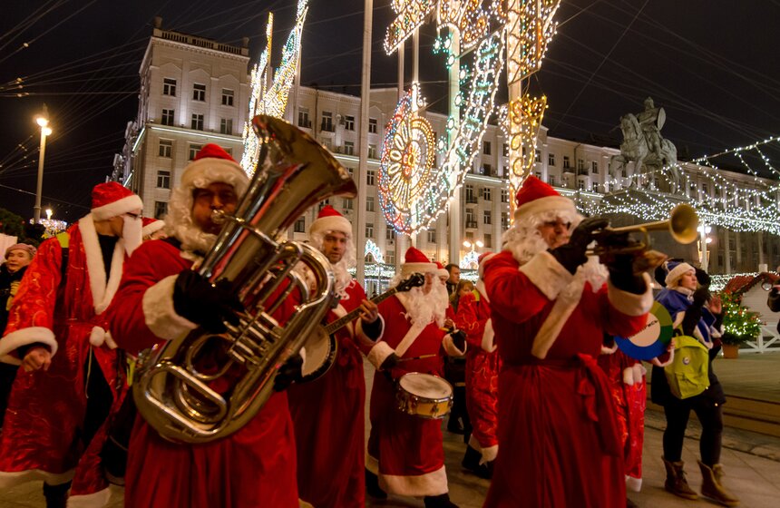 Флешмоб "Обними Деда Мороза" 4 фото