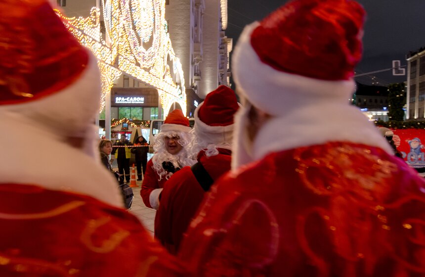 Флешмоб "Обними Деда Мороза" 9 фото