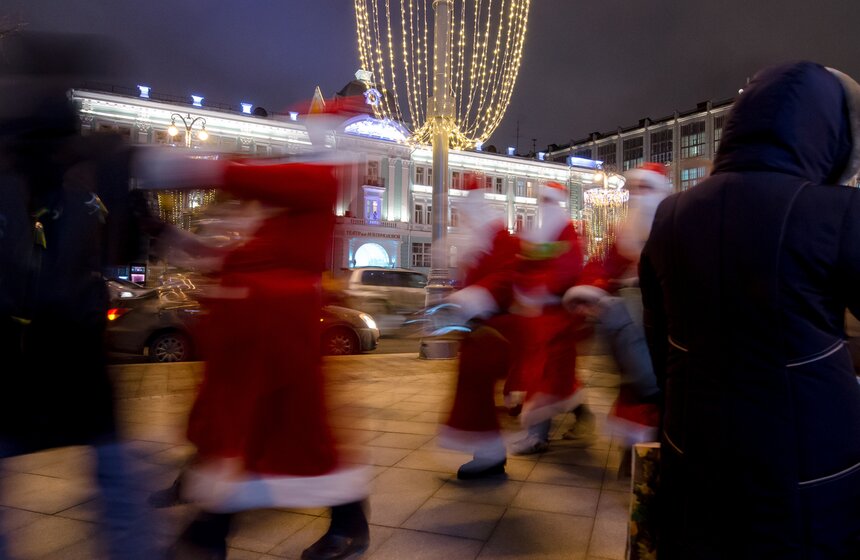 Флешмоб "Обними Деда Мороза" 13 фото