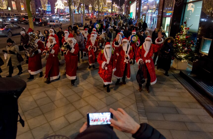 Флешмоб "Обними Деда Мороза" 12 фото