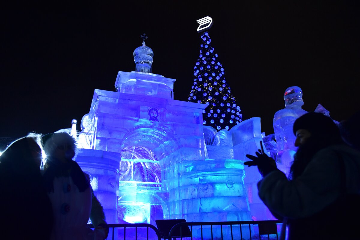 Ледовый праздник. Ледяной городок в Москве 2021 на Поклонной горе. Ледяной город на Поклонной горе 2022. Поклонная гора: фестиваль ледовых скульптур. Поклонная гора ледяные скульптуры.