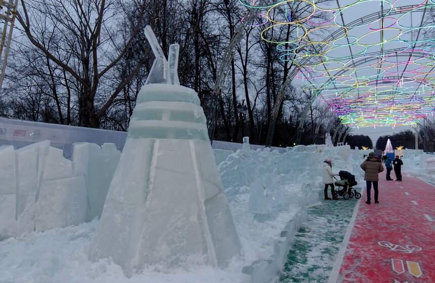 Галерею ледяных скульптур поставили в парке "Сокольники" 3 фото