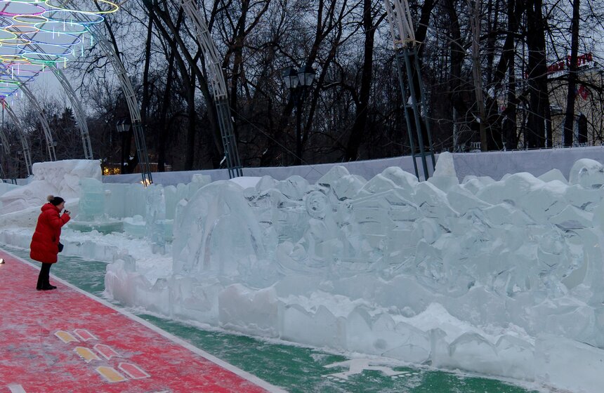 Галерею ледяных скульптур поставили в парке "Сокольники" 4 фото