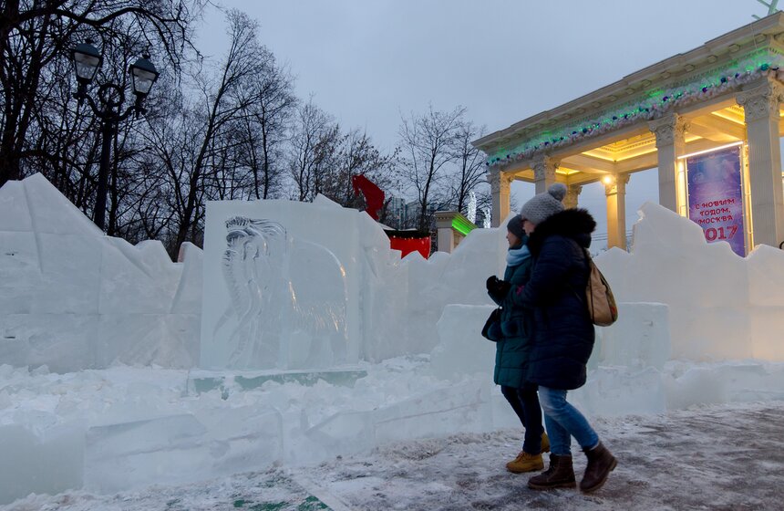 Галерею ледяных скульптур поставили в парке "Сокольники" 5 фото