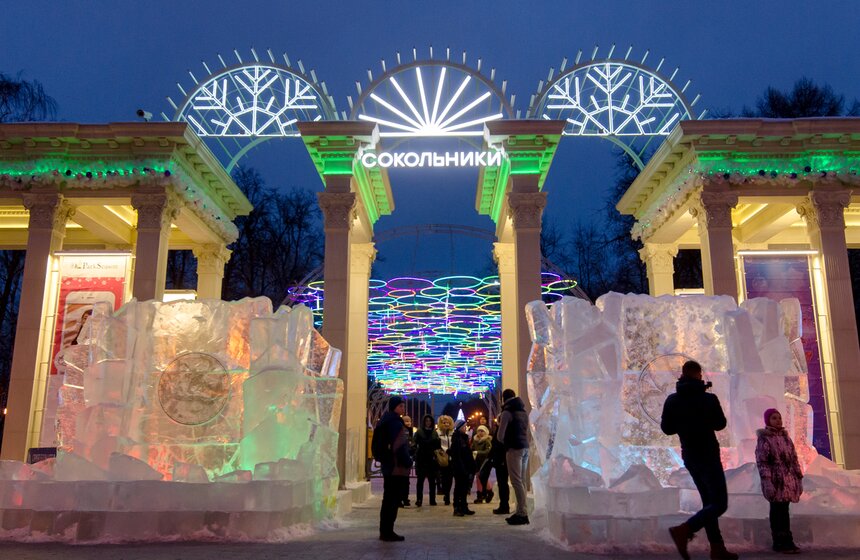 Галерею ледяных скульптур поставили в парке "Сокольники" 11 фото