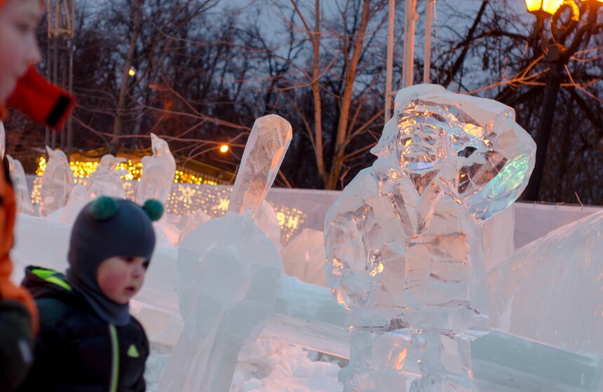 Галерею ледяных скульптур поставили в парке "Сокольники" 8 фото