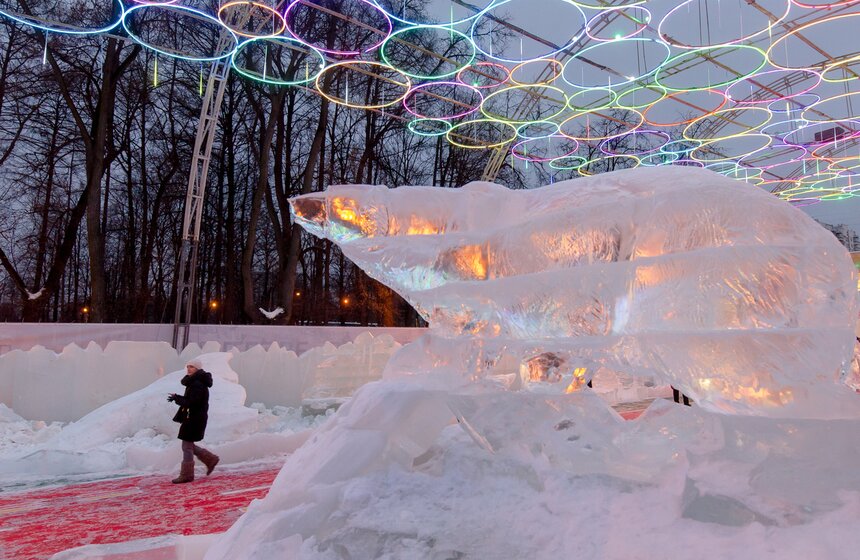 Галерею ледяных скульптур поставили в парке "Сокольники" 9 фото