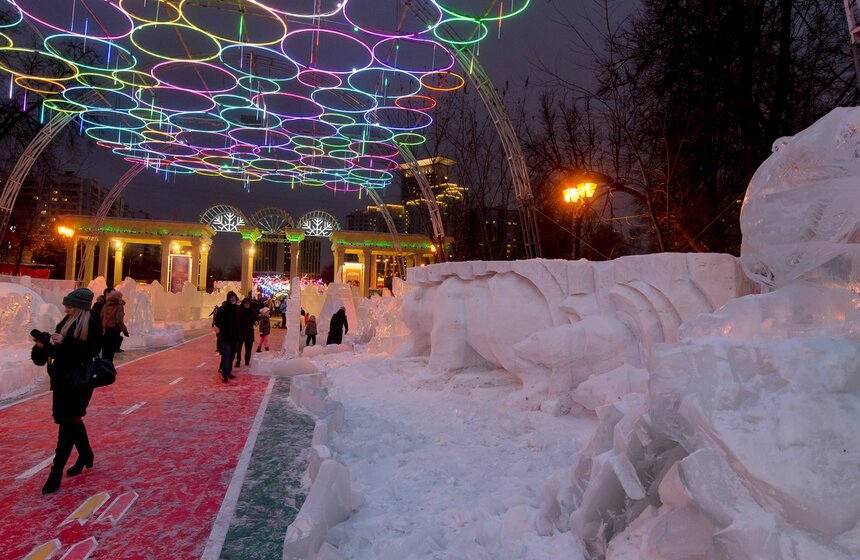 Галерею ледяных скульптур поставили в парке "Сокольники" 13 фото