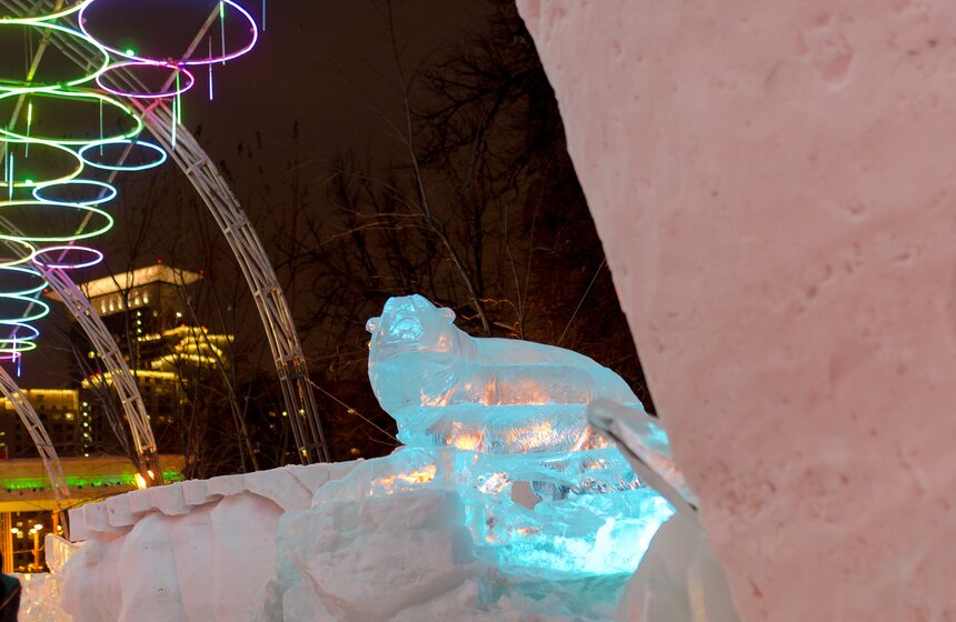 Галерею ледяных скульптур поставили в парке "Сокольники" 18 фото