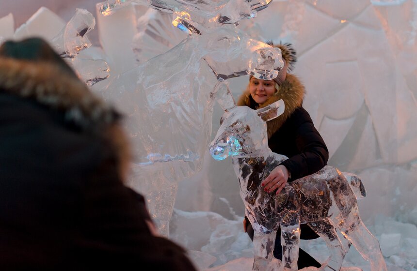 Галерею ледяных скульптур поставили в парке "Сокольники" 16 фото