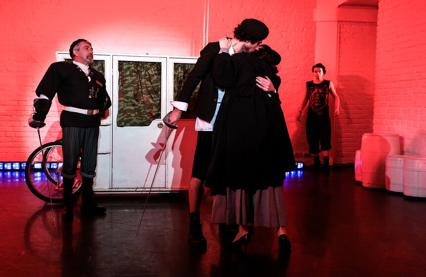 Спектакль "Сирано" в театре МОСТ. Фоторепортаж 41 фото