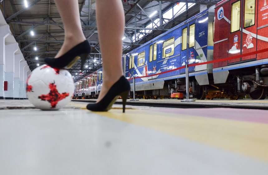 Посвященный Кубку конфедераций поезд запустили в подземке 3 фото