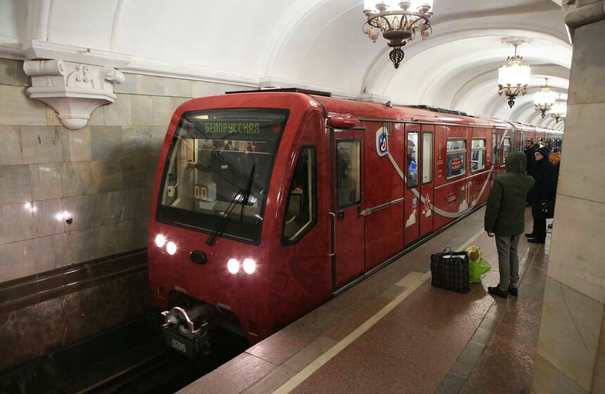 Посвященный Кубку конфедераций поезд запустили в подземке 25 фото