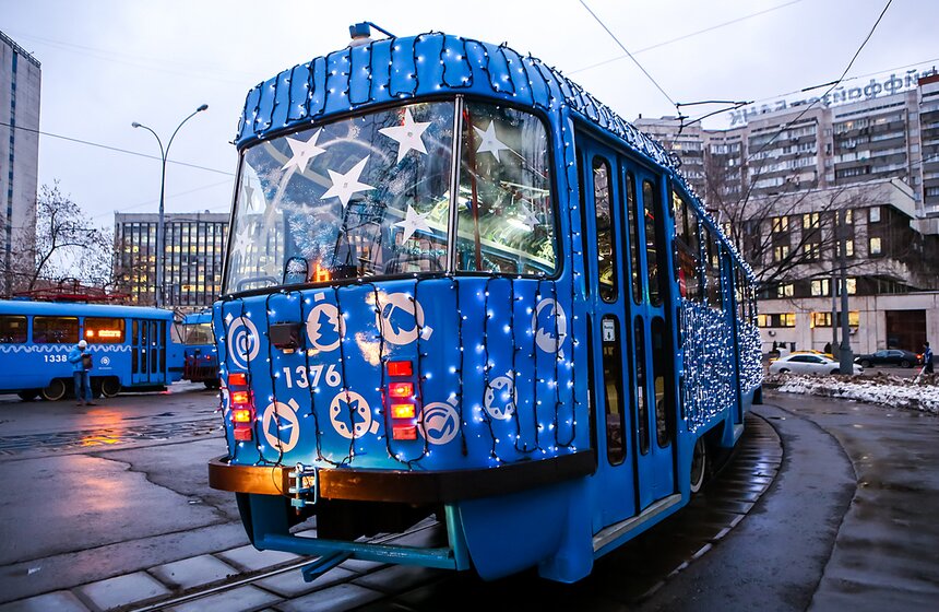 Москвичи смогут прокатиться на новогоднем трамвае 13 фото