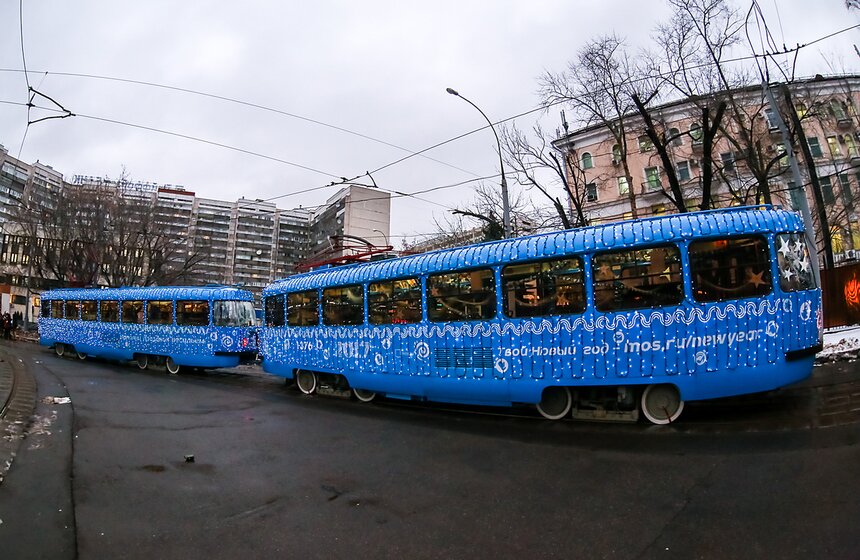 Москвичи смогут прокатиться на новогоднем трамвае 9 фото