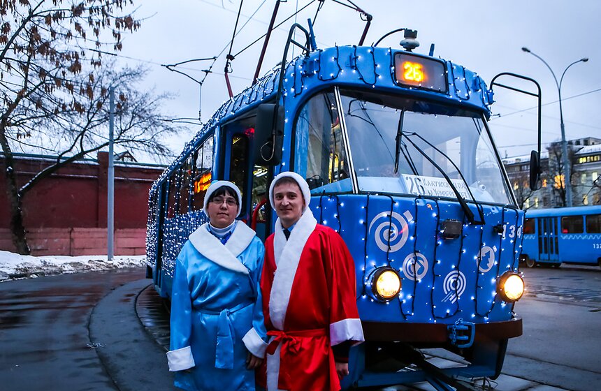 Москвичи смогут прокатиться на новогоднем трамвае 16 фото