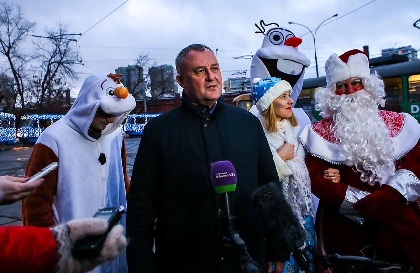 Москвичи смогут прокатиться на новогоднем трамвае 15 фото