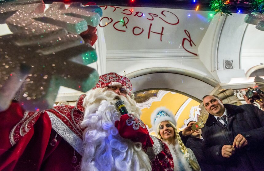 Уникальный Новогодний поезд запущен в московском метро 12 фото