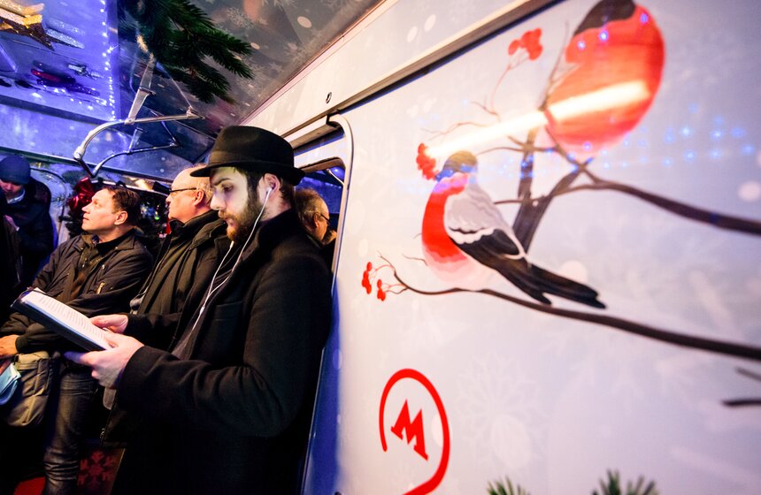 Уникальный Новогодний поезд запущен в московском метро 15 фото