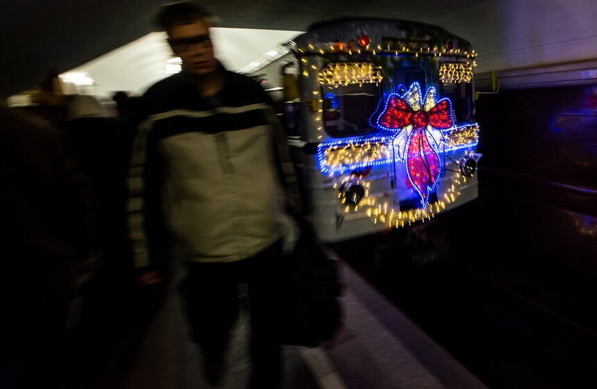 Уникальный Новогодний поезд запущен в московском метро 26 фото