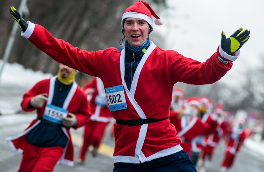 Благотворительный забег Дедов Морозов 13 фото