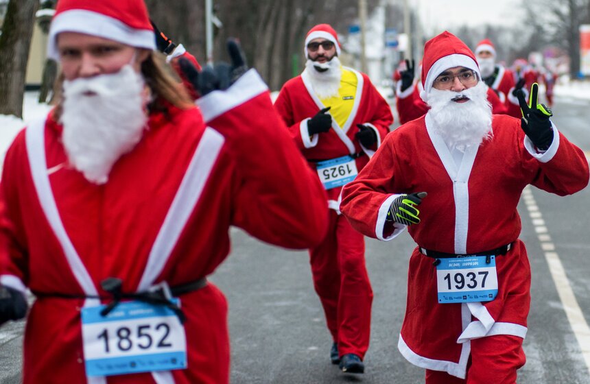 Благотворительный забег Дедов Морозов 12 фото