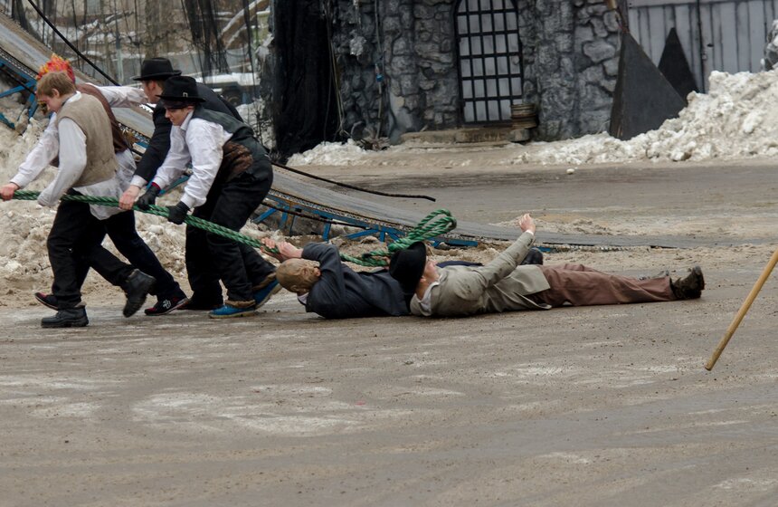 Новогодняя елка каскадеров "Властелин колец - Хоббит-стрелец" 16 фото