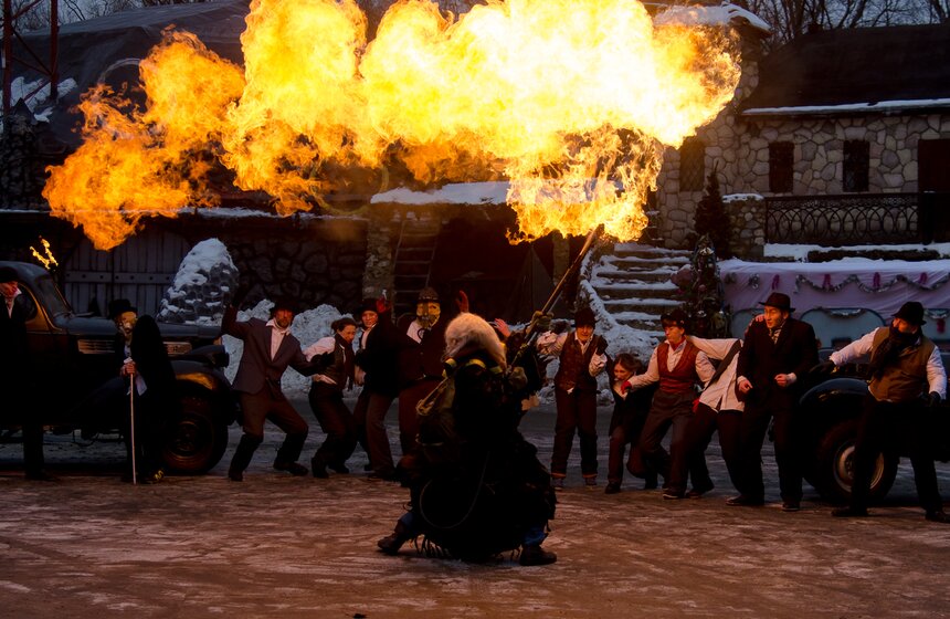 Новогодняя елка каскадеров "Властелин колец - Хоббит-стрелец" 9 фото