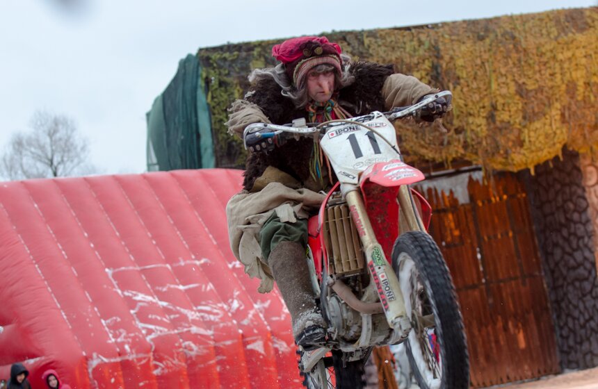 Новогодняя елка каскадеров "Властелин колец - Хоббит-стрелец" 11 фото