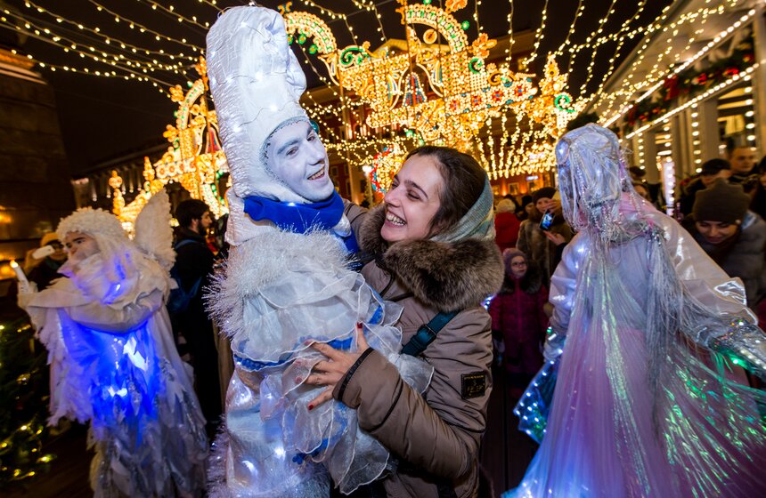 Парад рождественских персонажей "Белое шествие" 15 фото