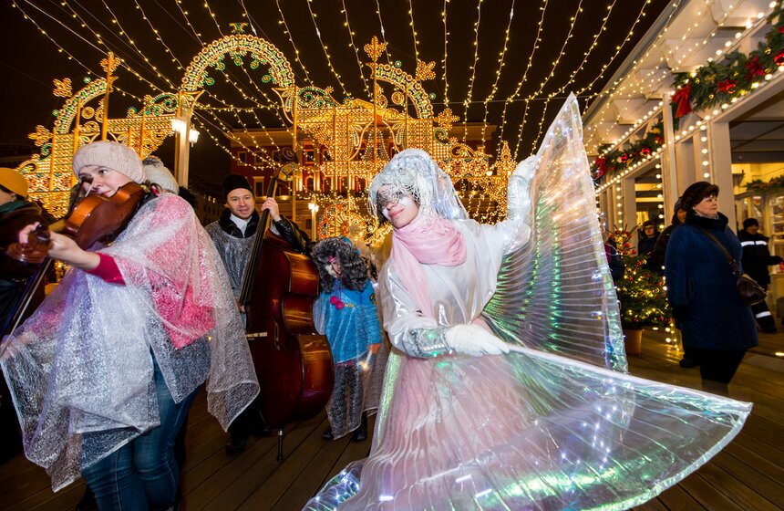 Парад рождественских персонажей "Белое шествие" 14 фото
