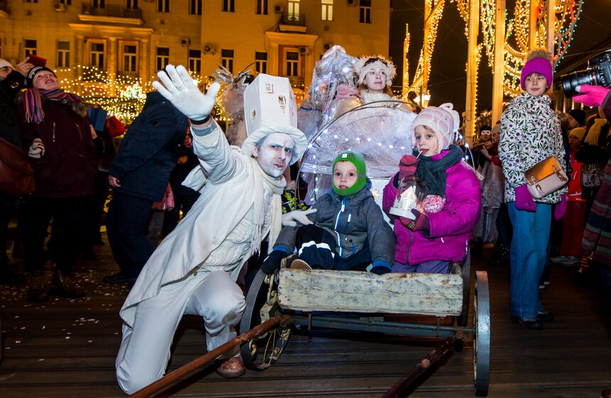 Парад рождественских персонажей "Белое шествие" 13 фото