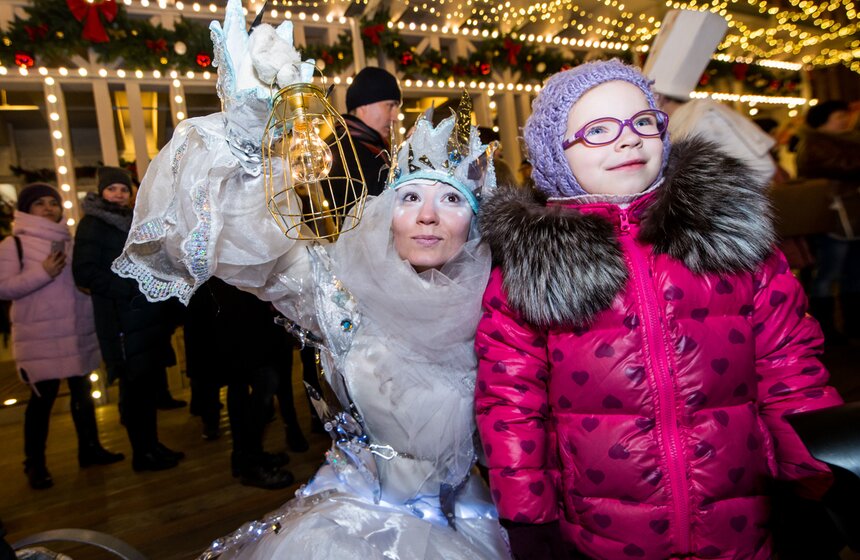 Парад рождественских персонажей "Белое шествие" 16 фото