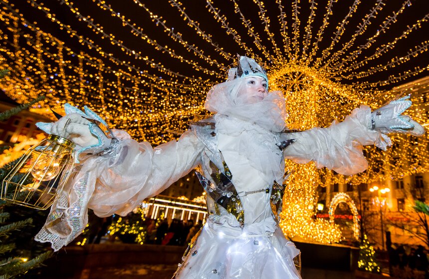 Парад рождественских персонажей "Белое шествие" 4 фото