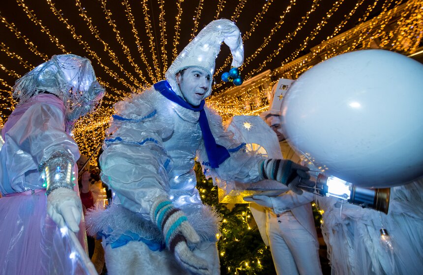 Парад рождественских персонажей "Белое шествие" 2 фото