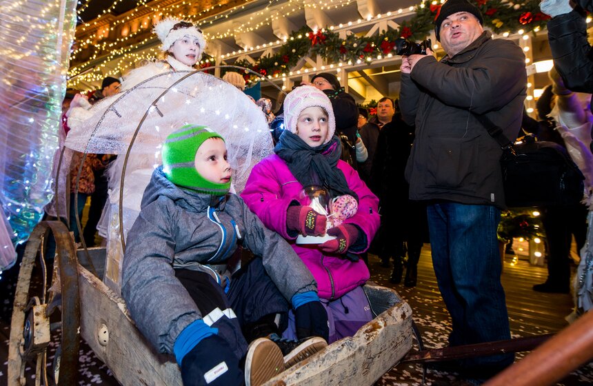 Парад рождественских персонажей "Белое шествие" 12 фото