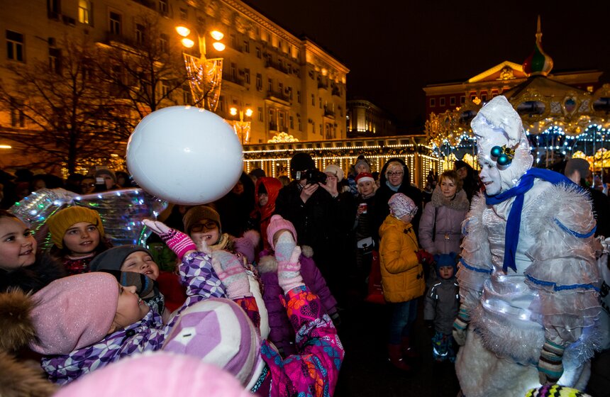 Парад рождественских персонажей "Белое шествие" 6 фото
