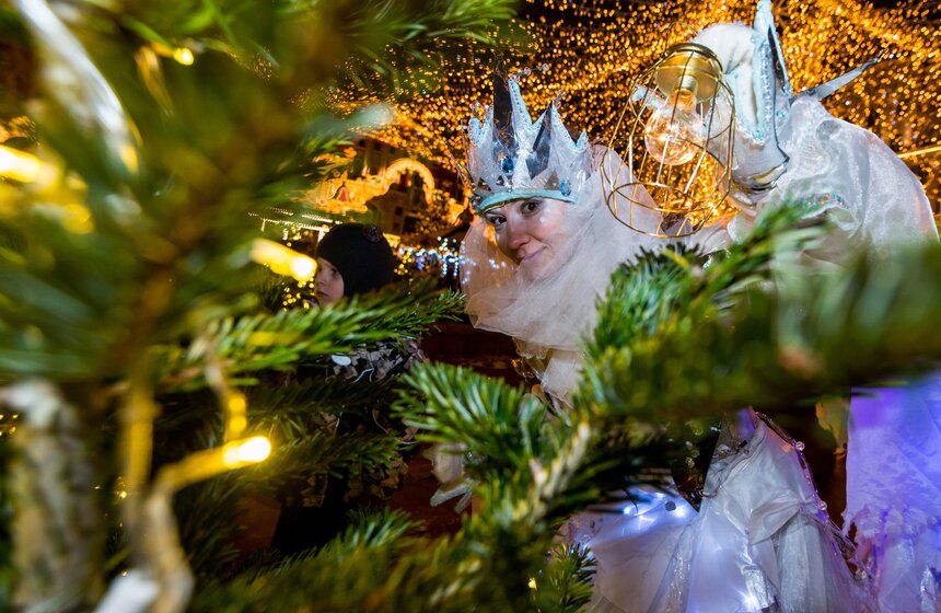 Парад рождественских персонажей "Белое шествие" 5 фото