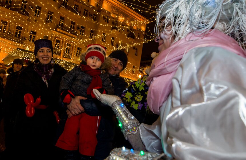 Парад рождественских персонажей "Белое шествие" 8 фото