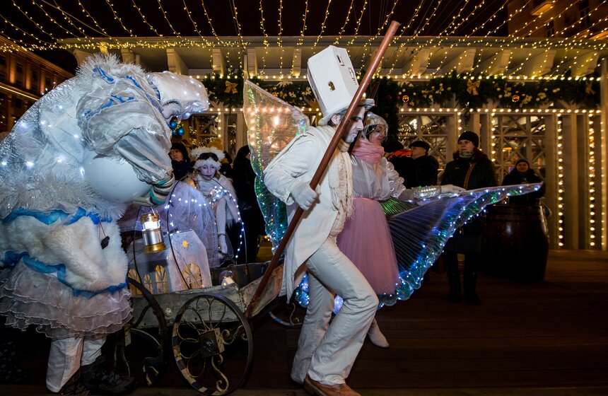 Парад рождественских персонажей "Белое шествие" 10 фото