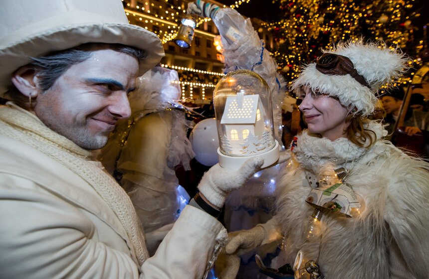 Парад рождественских персонажей "Белое шествие" 9 фото