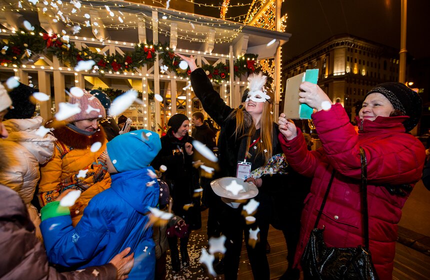 Парад рождественских персонажей "Белое шествие" 11 фото