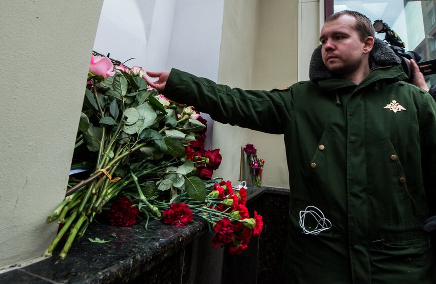 Москвичи несут цветы к зданию ансамбля Александрова. Фото 4 фото